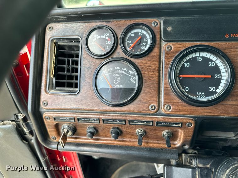 image for item JJ9938 2006 Freightliner FLD120  semi truck