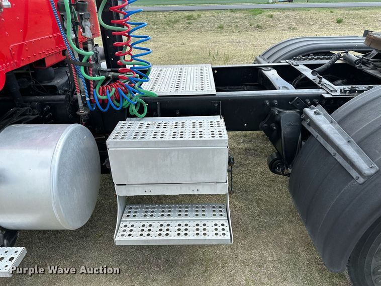 image for item JJ9938 2006 Freightliner FLD120  semi truck