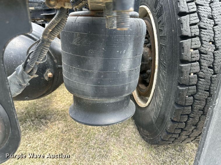 image for item JJ9938 2006 Freightliner FLD120  semi truck