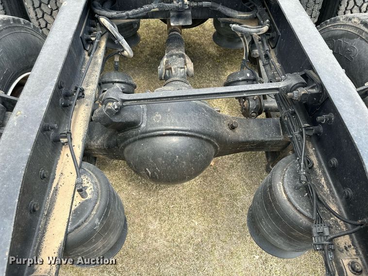 image for item JJ9938 2006 Freightliner FLD120  semi truck