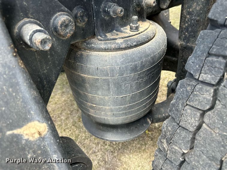 image for item JJ9938 2006 Freightliner FLD120  semi truck