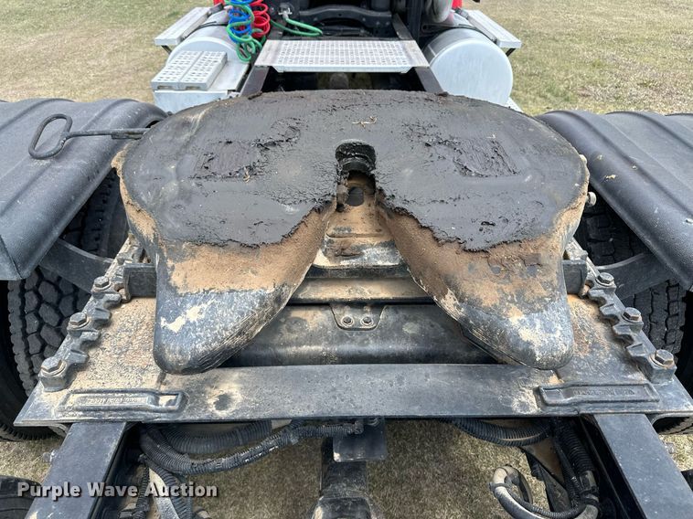 image for item JJ9938 2006 Freightliner FLD120  semi truck