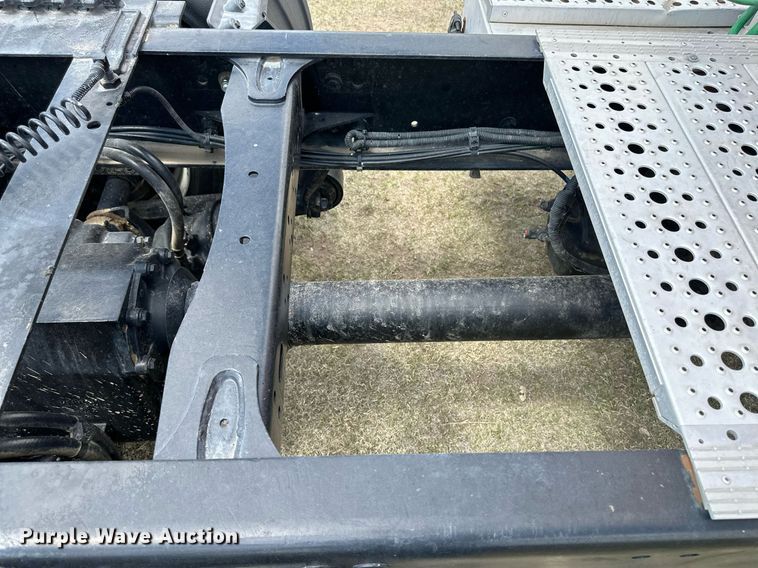 image for item JJ9938 2006 Freightliner FLD120  semi truck