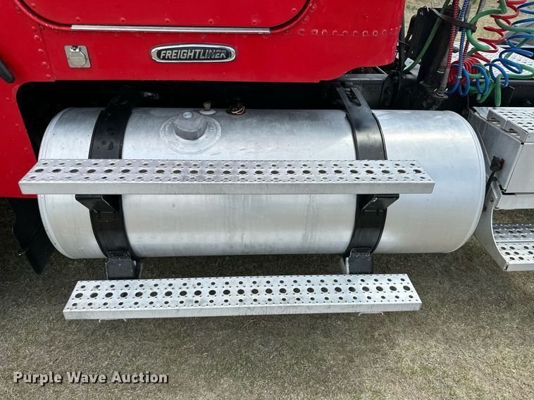 image for item JJ9938 2006 Freightliner FLD120  semi truck