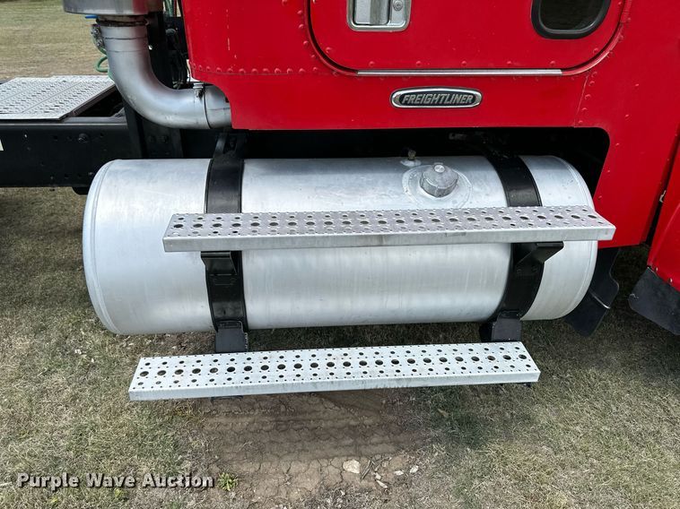 image for item JJ9938 2006 Freightliner FLD120  semi truck