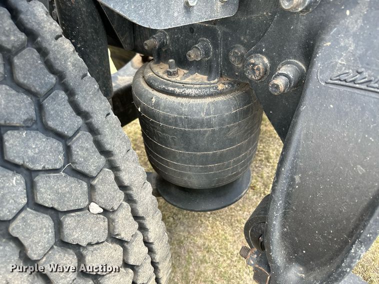 image for item JJ9938 2006 Freightliner FLD120  semi truck