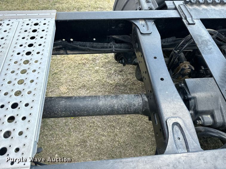 image for item JJ9938 2006 Freightliner FLD120  semi truck