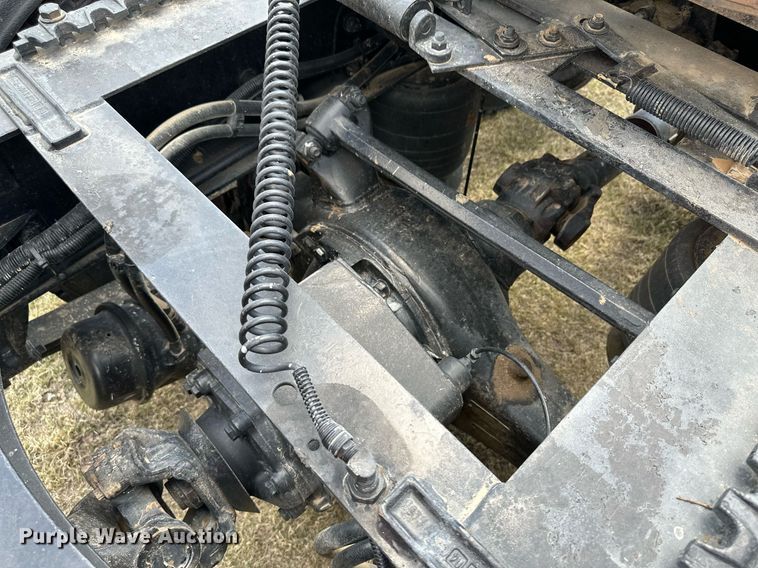 image for item JJ9938 2006 Freightliner FLD120  semi truck