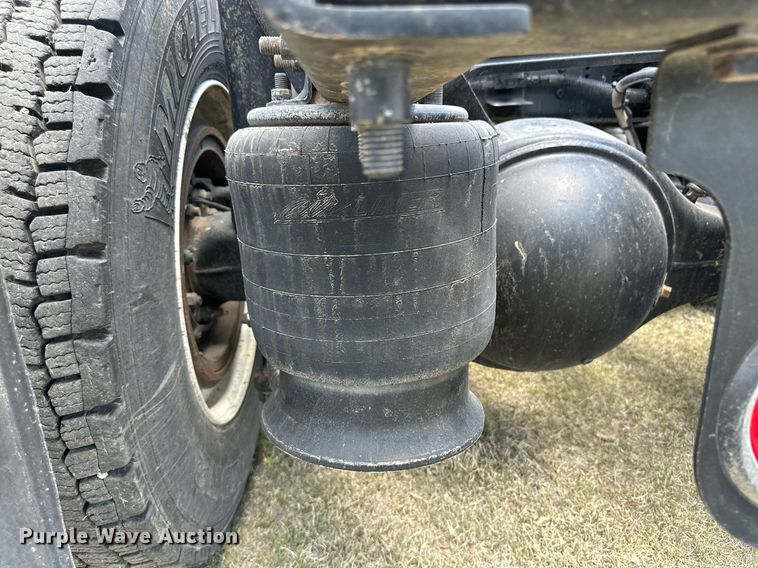 image for item JJ9938 2006 Freightliner FLD120  semi truck