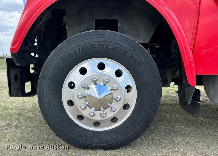 image for item JJ9938 2006 Freightliner FLD120  semi truck