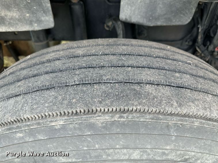 image for item JJ9938 2006 Freightliner FLD120  semi truck