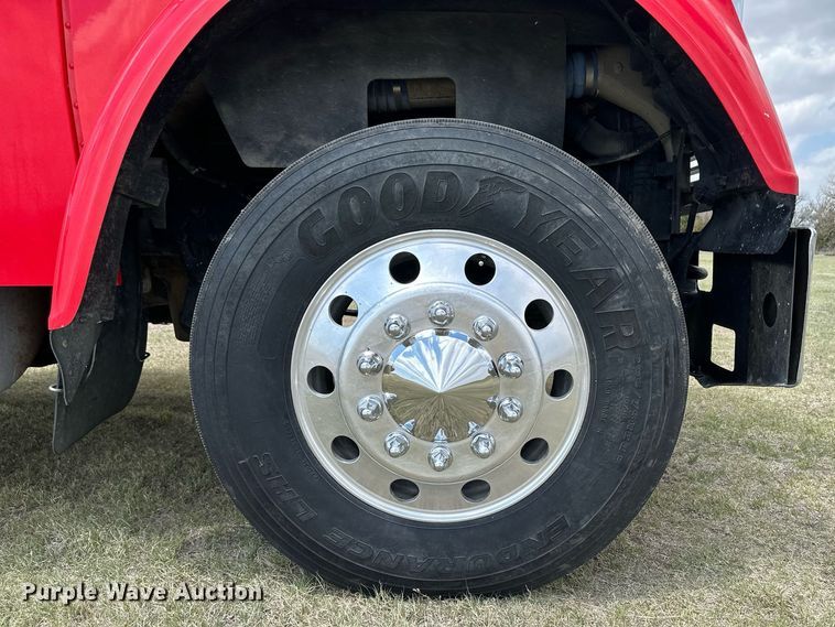 image for item JJ9938 2006 Freightliner FLD120  semi truck