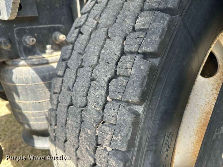 image for item JJ9938 2006 Freightliner FLD120  semi truck