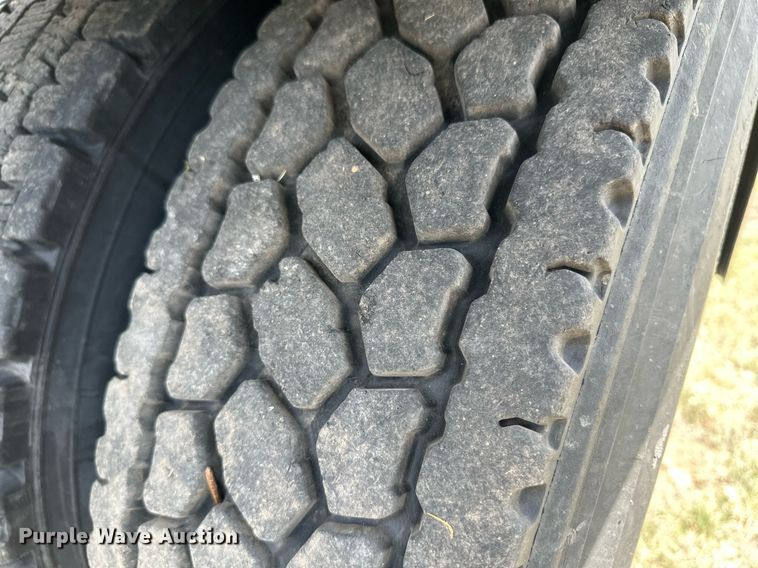 image for item JJ9938 2006 Freightliner FLD120  semi truck