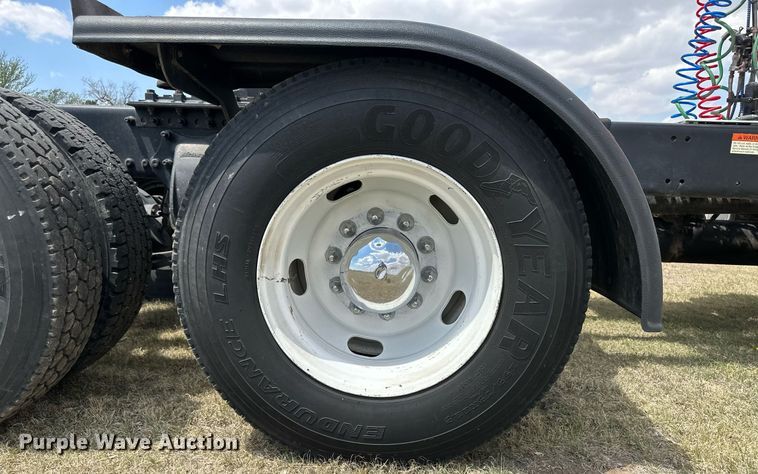 image for item JJ9938 2006 Freightliner FLD120  semi truck