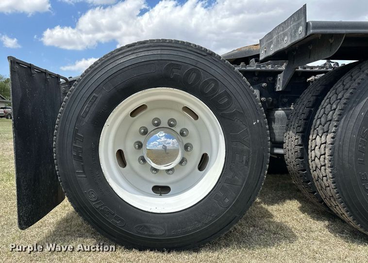 image for item JJ9938 2006 Freightliner FLD120  semi truck