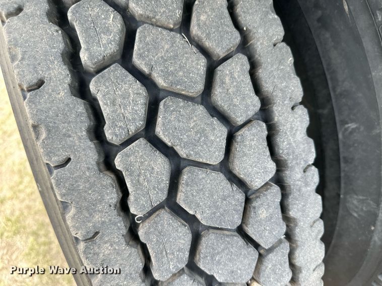 image for item JJ9938 2006 Freightliner FLD120  semi truck