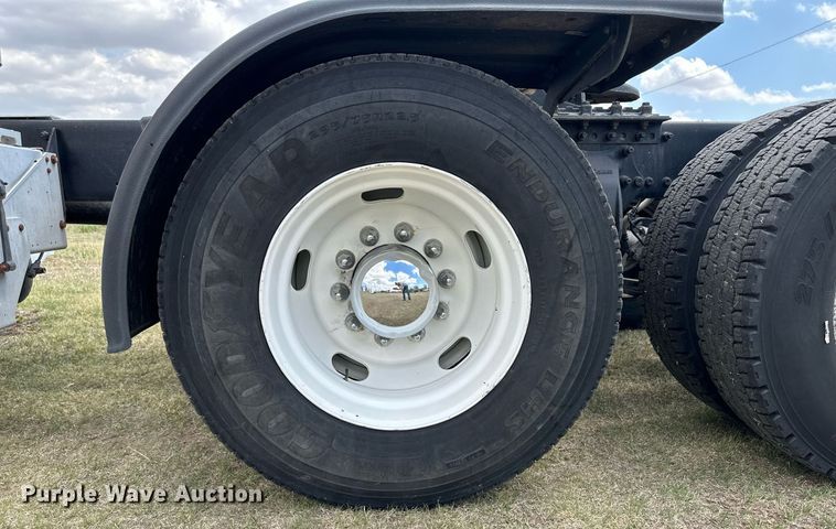 image for item JJ9938 2006 Freightliner FLD120  semi truck