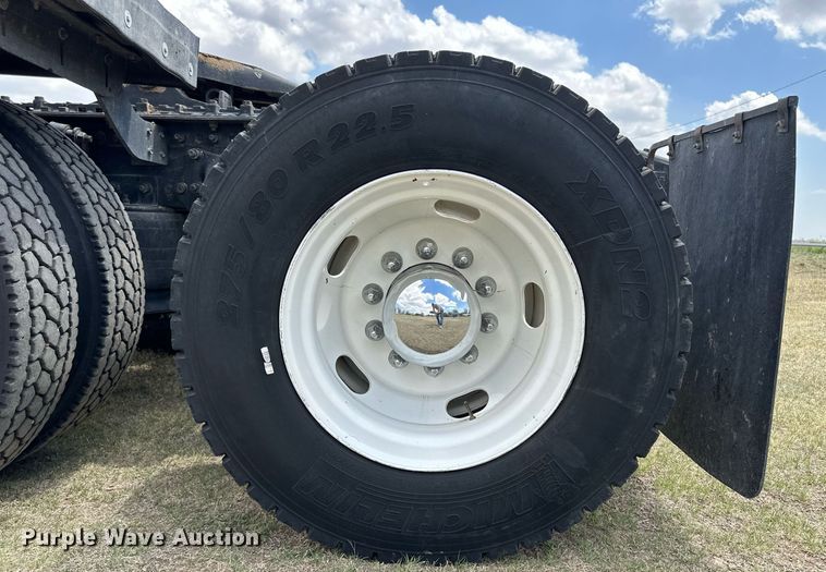 image for item JJ9938 2006 Freightliner FLD120  semi truck