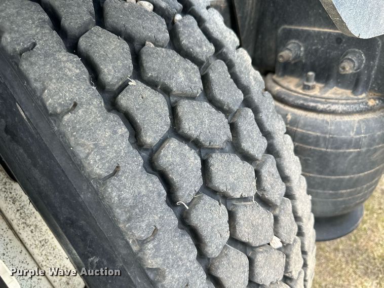 image for item JJ9938 2006 Freightliner FLD120  semi truck