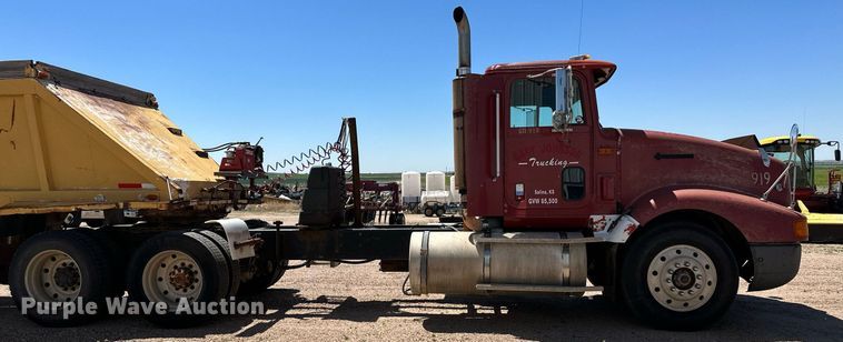 image for item JJ9958 1994 International Eagle 9400  semi truck