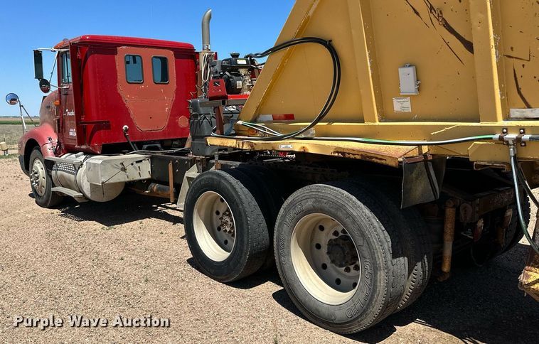 image for item JJ9958 1994 International Eagle 9400  semi truck