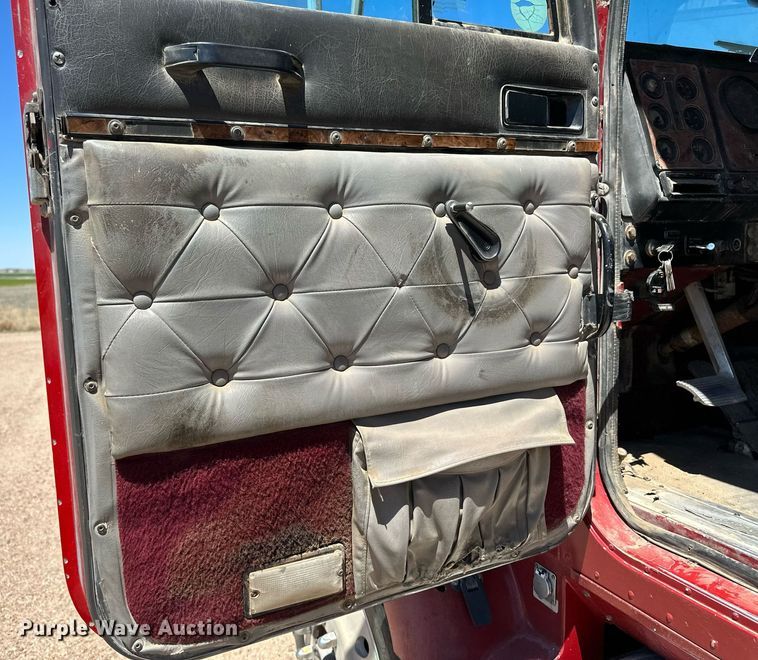 image for item JJ9958 1994 International Eagle 9400  semi truck