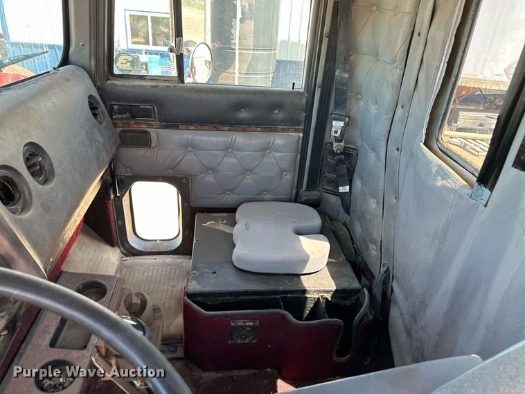 image for item JJ9958 1994 International Eagle 9400  semi truck