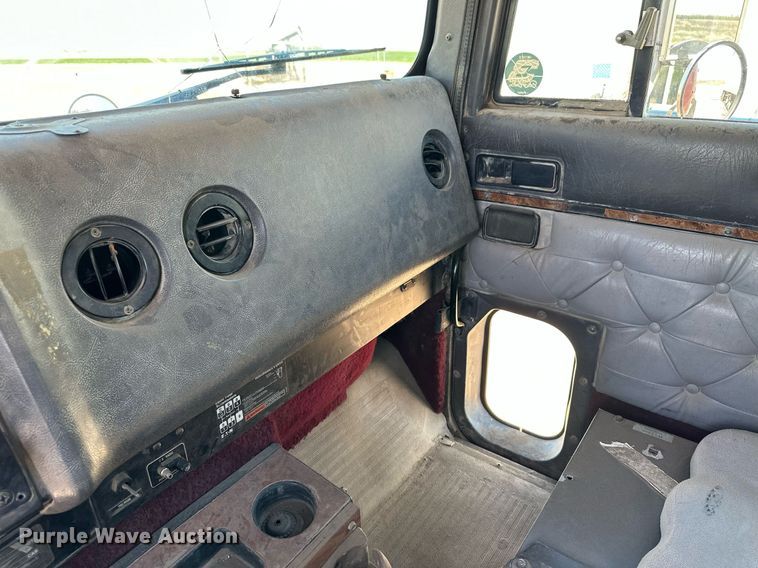 image for item JJ9958 1994 International Eagle 9400  semi truck