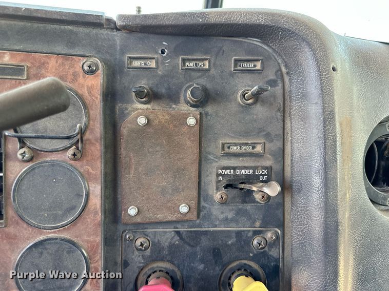 image for item JJ9958 1994 International Eagle 9400  semi truck