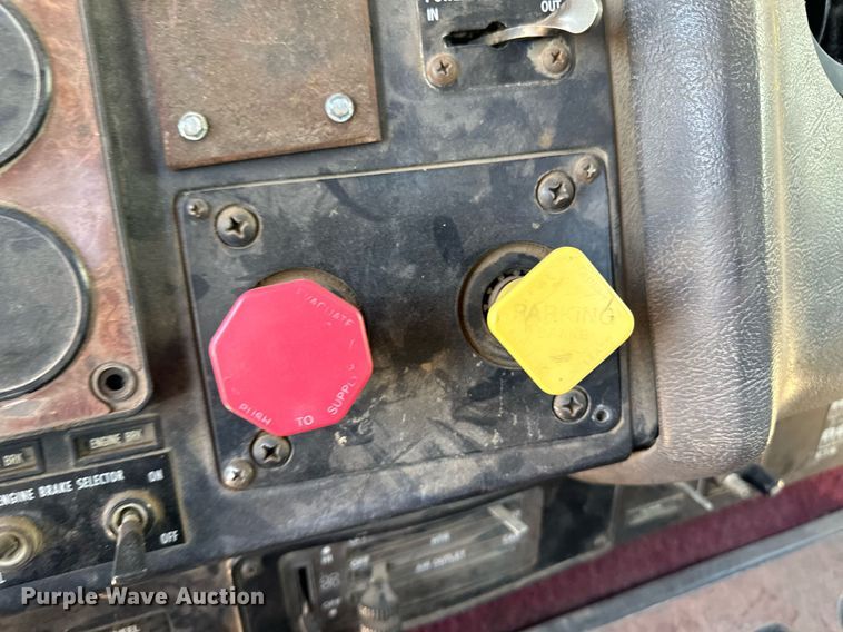 image for item JJ9958 1994 International Eagle 9400  semi truck