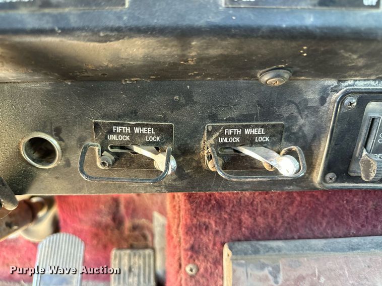 image for item JJ9958 1994 International Eagle 9400  semi truck