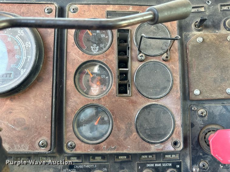 image for item JJ9958 1994 International Eagle 9400  semi truck