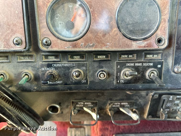 image for item JJ9958 1994 International Eagle 9400  semi truck