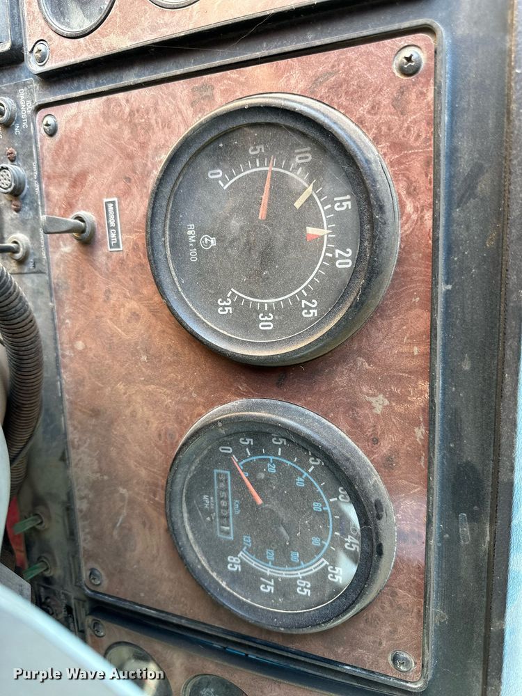 image for item JJ9958 1994 International Eagle 9400  semi truck