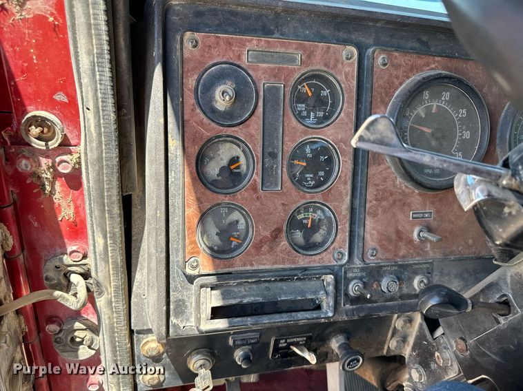 image for item JJ9958 1994 International Eagle 9400  semi truck