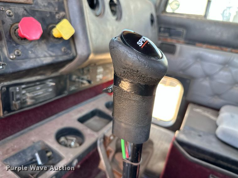 image for item JJ9958 1994 International Eagle 9400  semi truck