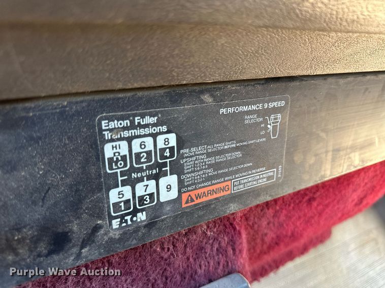 image for item JJ9958 1994 International Eagle 9400  semi truck