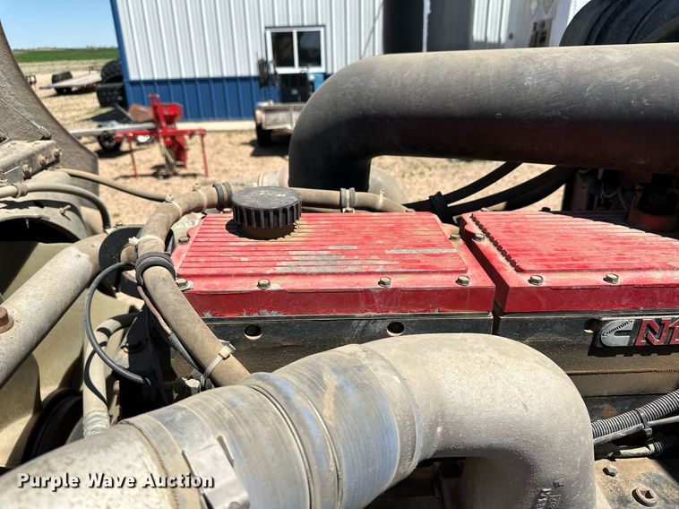 image for item JJ9958 1994 International Eagle 9400  semi truck