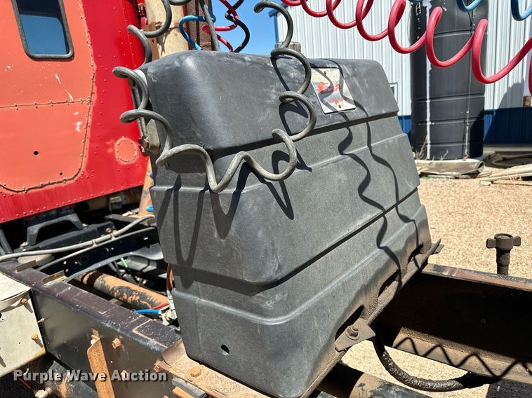 image for item JJ9958 1994 International Eagle 9400  semi truck