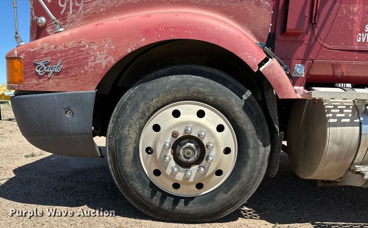 image for item JJ9958 1994 International Eagle 9400  semi truck
