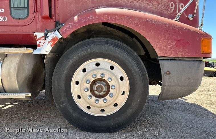 image for item JJ9958 1994 International Eagle 9400  semi truck