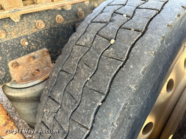 image for item JJ9958 1994 International Eagle 9400  semi truck