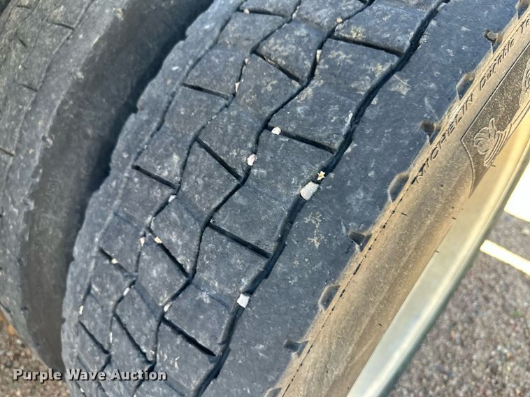 image for item JJ9958 1994 International Eagle 9400  semi truck