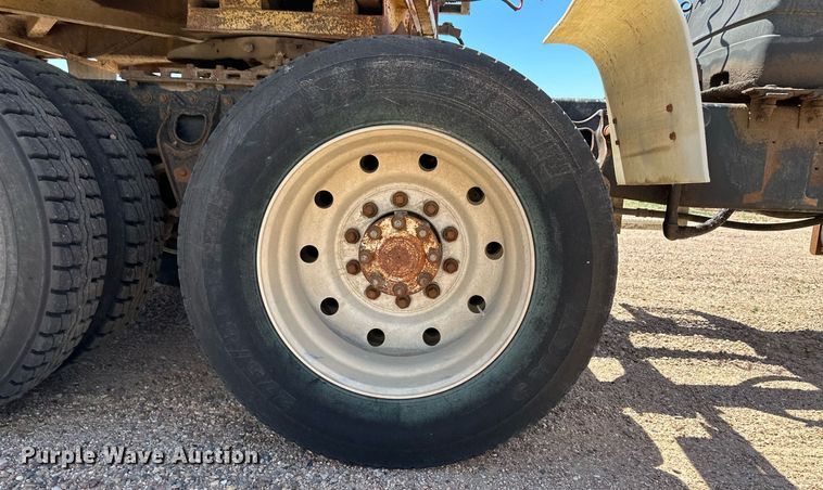 image for item JJ9958 1994 International Eagle 9400  semi truck