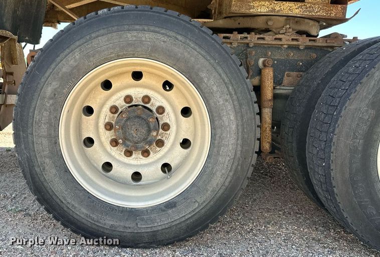 image for item JJ9958 1994 International Eagle 9400  semi truck