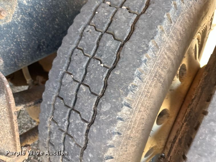 image for item JJ9958 1994 International Eagle 9400  semi truck