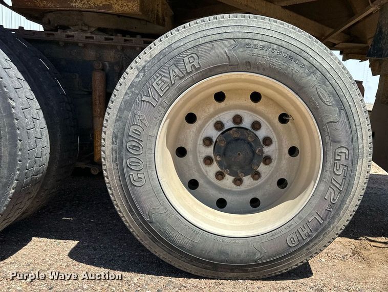 image for item JJ9958 1994 International Eagle 9400  semi truck