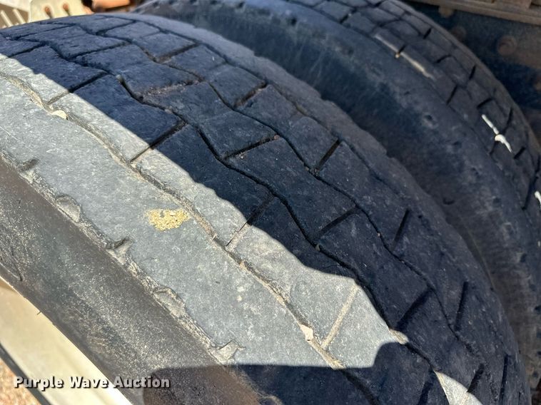 image for item JJ9958 1994 International Eagle 9400  semi truck