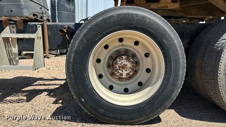 image for item JJ9958 1994 International Eagle 9400  semi truck